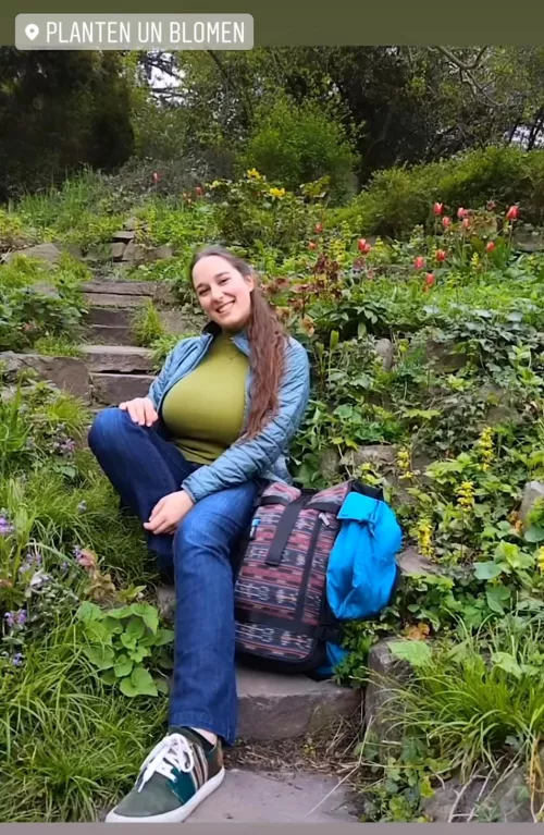 She can't zip up that coat by cartiiiiiiiiiii