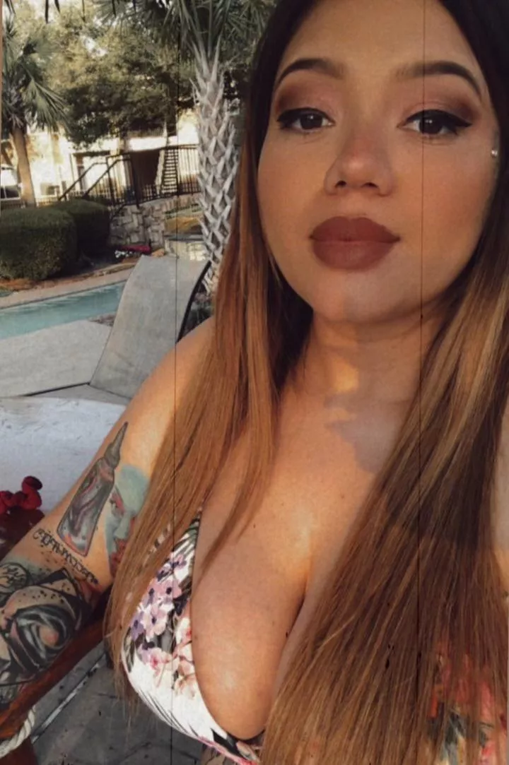 she knows what she's doing 🥴 posted by Common_Doughnut_5806