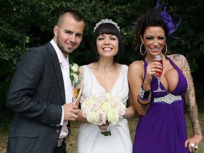 She steal the show by her biggest assets by mrLonely89