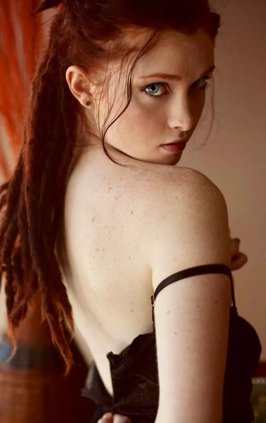 She’s got the look posted by Kreigstern