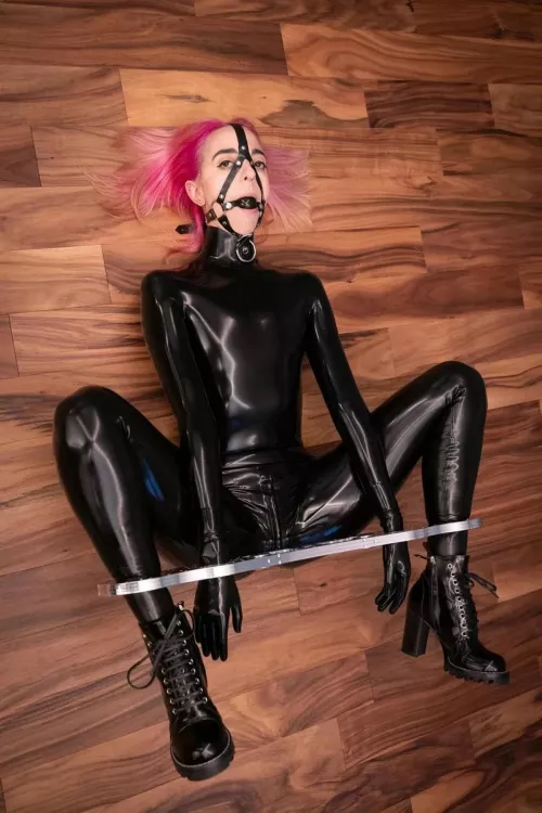 Shiny trapped creature by LatexCrim