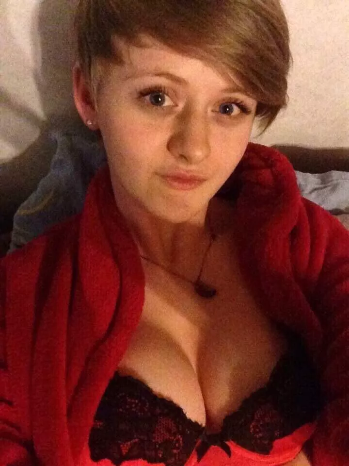Short haired slut I’m eating to be gangbanged by lcf089