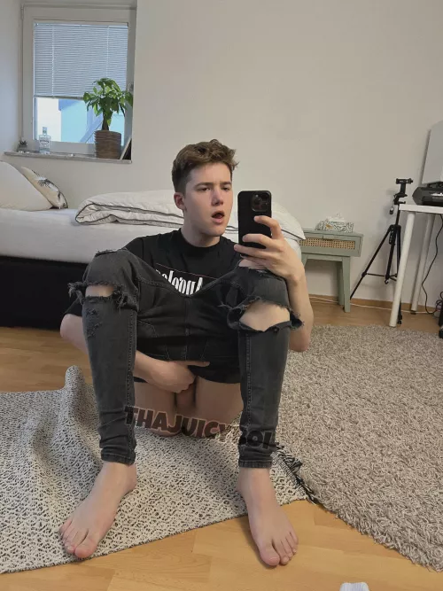 should i sit on ur face?🤌🏼 by thajuicyboi