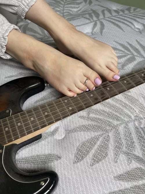 Should I strum some strings with my toes 😘 by thepeachyfeet