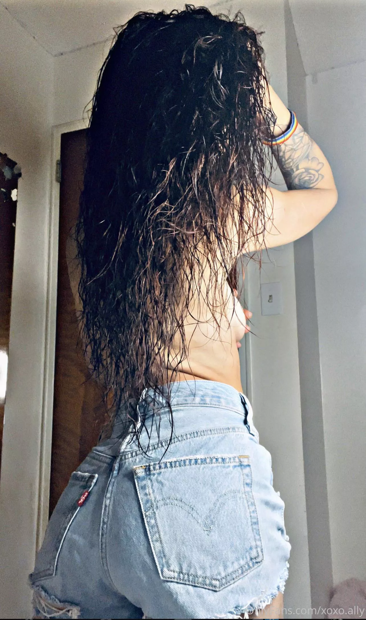 should i turn around 😏 posted by Allyxoxoo