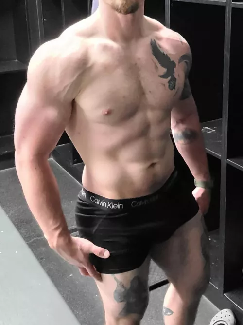 Shoulder pu[M]ps make me feel a certain way by Krakenite_away