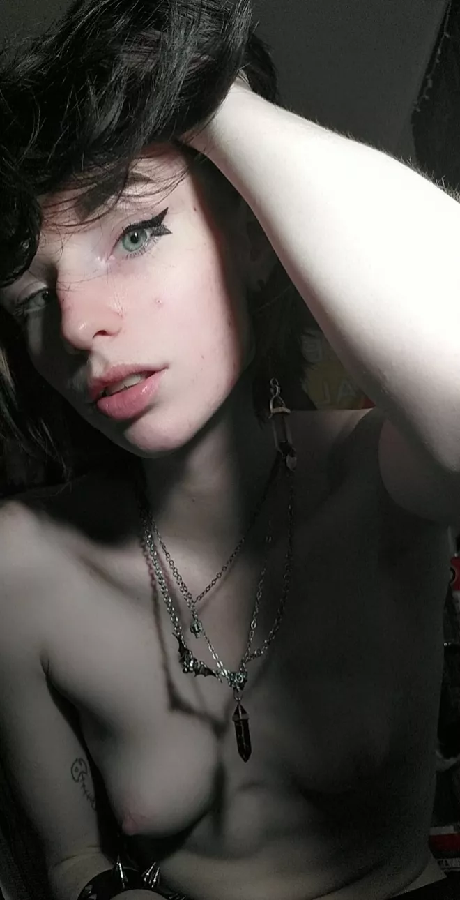 show me what you can do with my small tits :) posted by feetiecutie