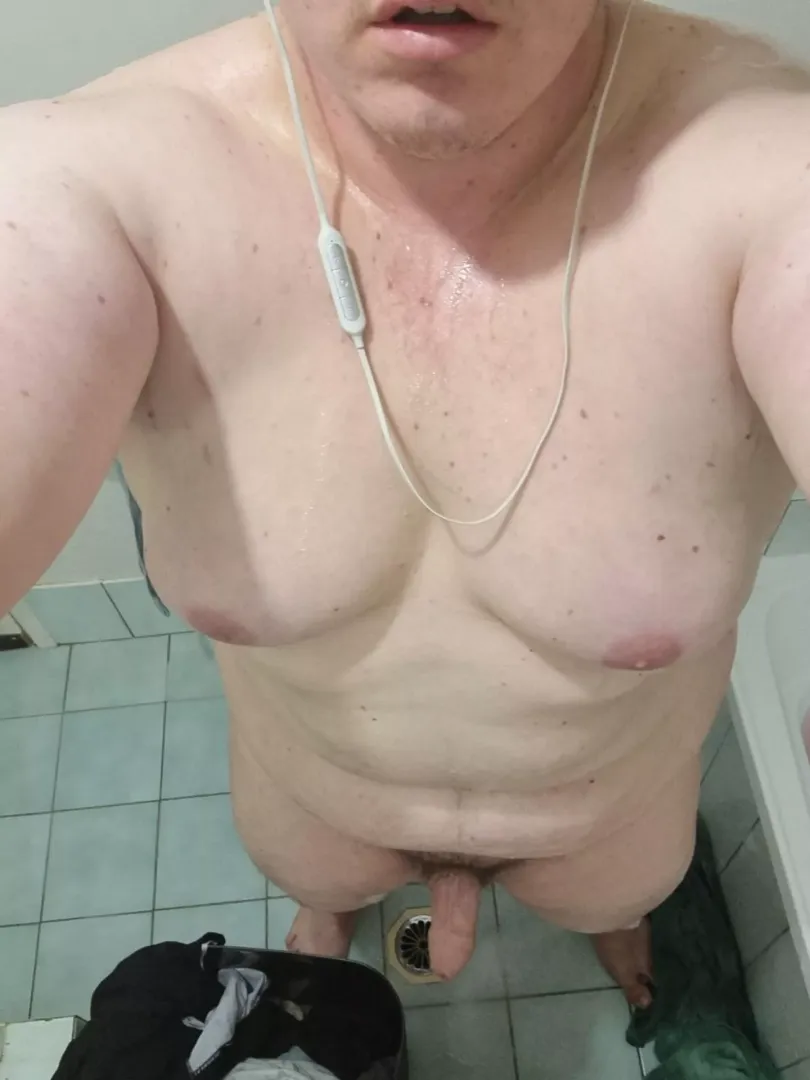 Shower time 😁 posted by Thickbinosaur