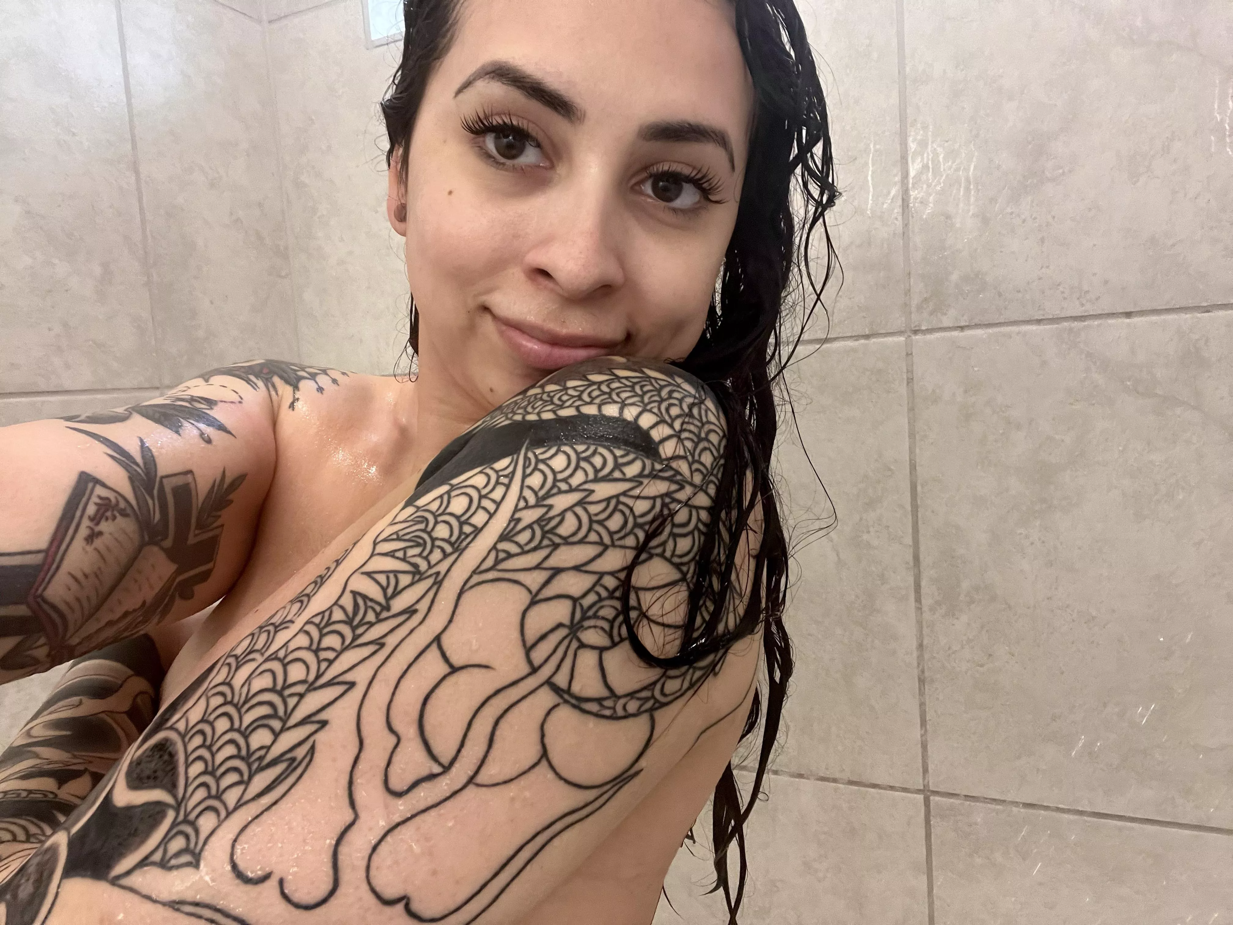 Shower w/ me? 🧼 posted by majorkittenx