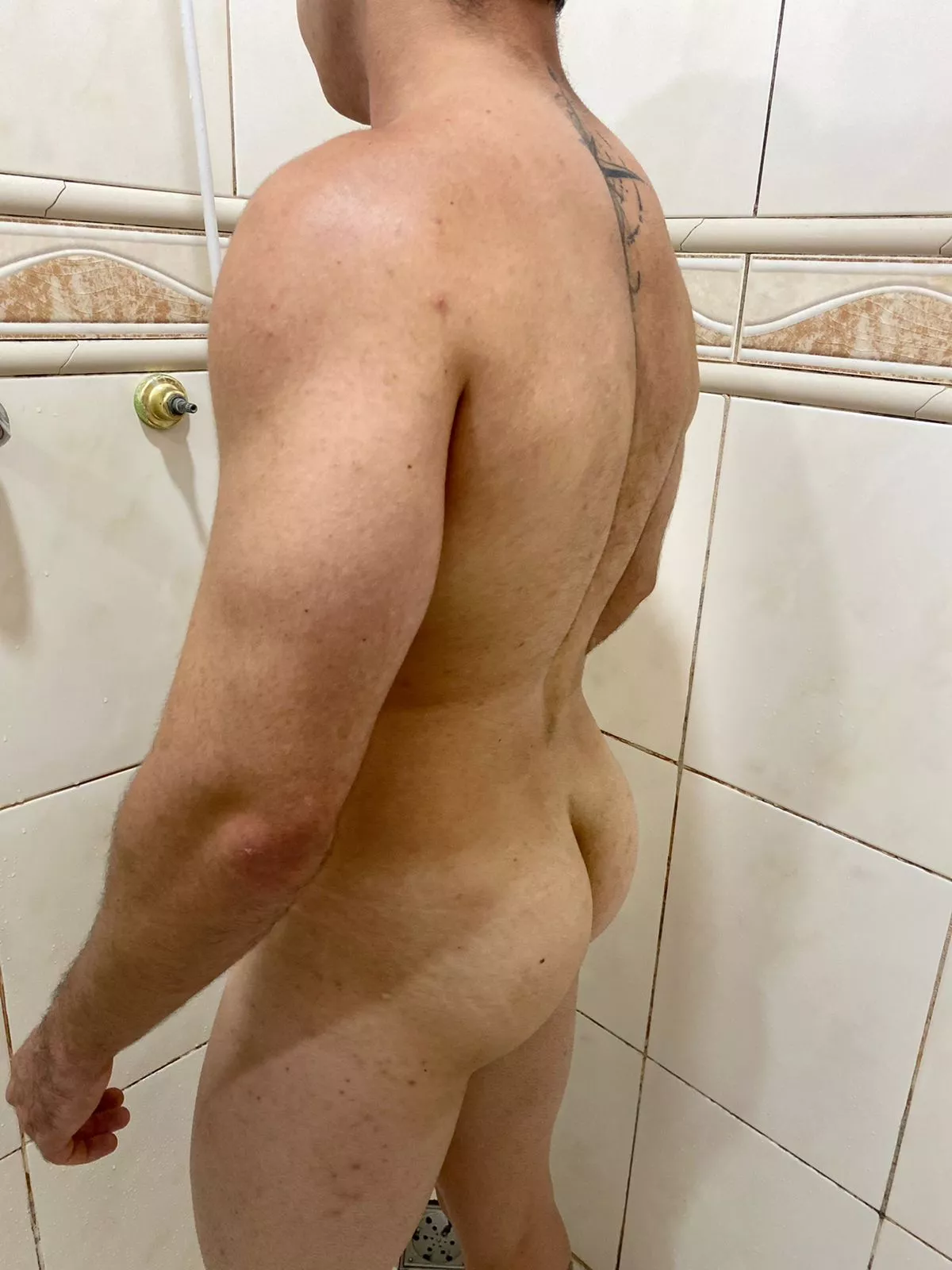 shower 💦 posted by bbsam2221