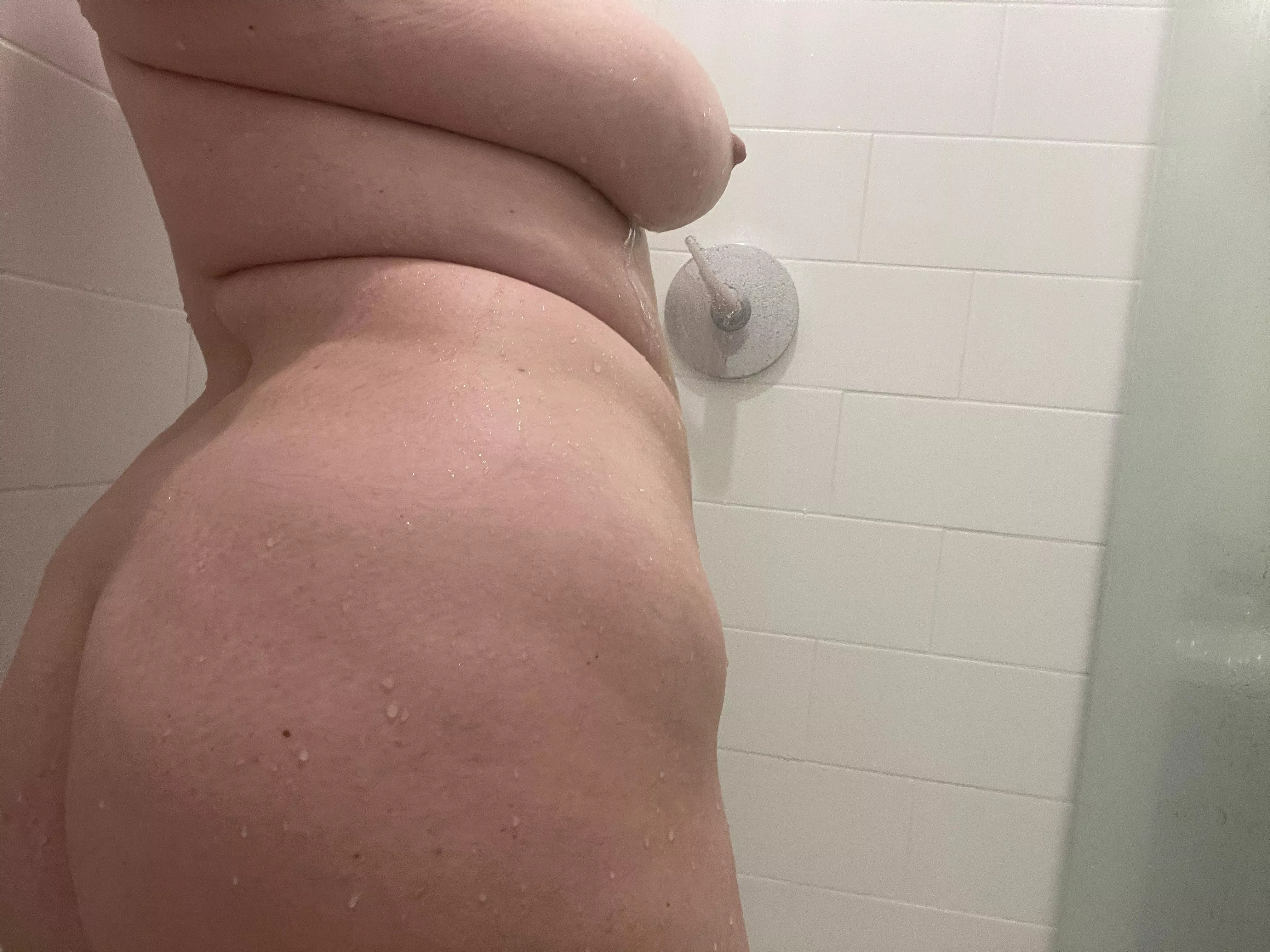 Showering my curvy body posted by PrincessFairmont
