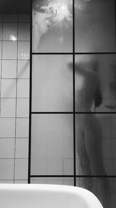 Showering relaxes me 🤍 posted by simmibea