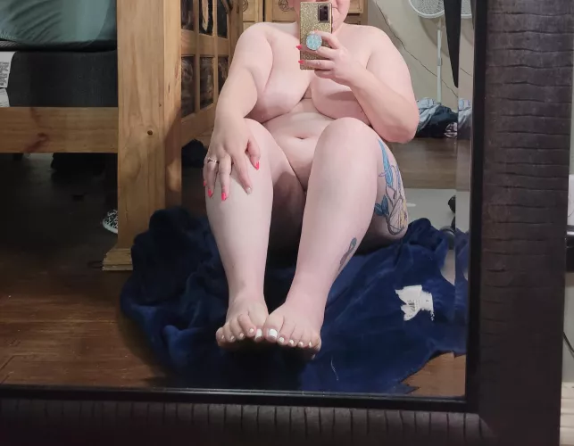 Showing off my toes! by Txrdhead