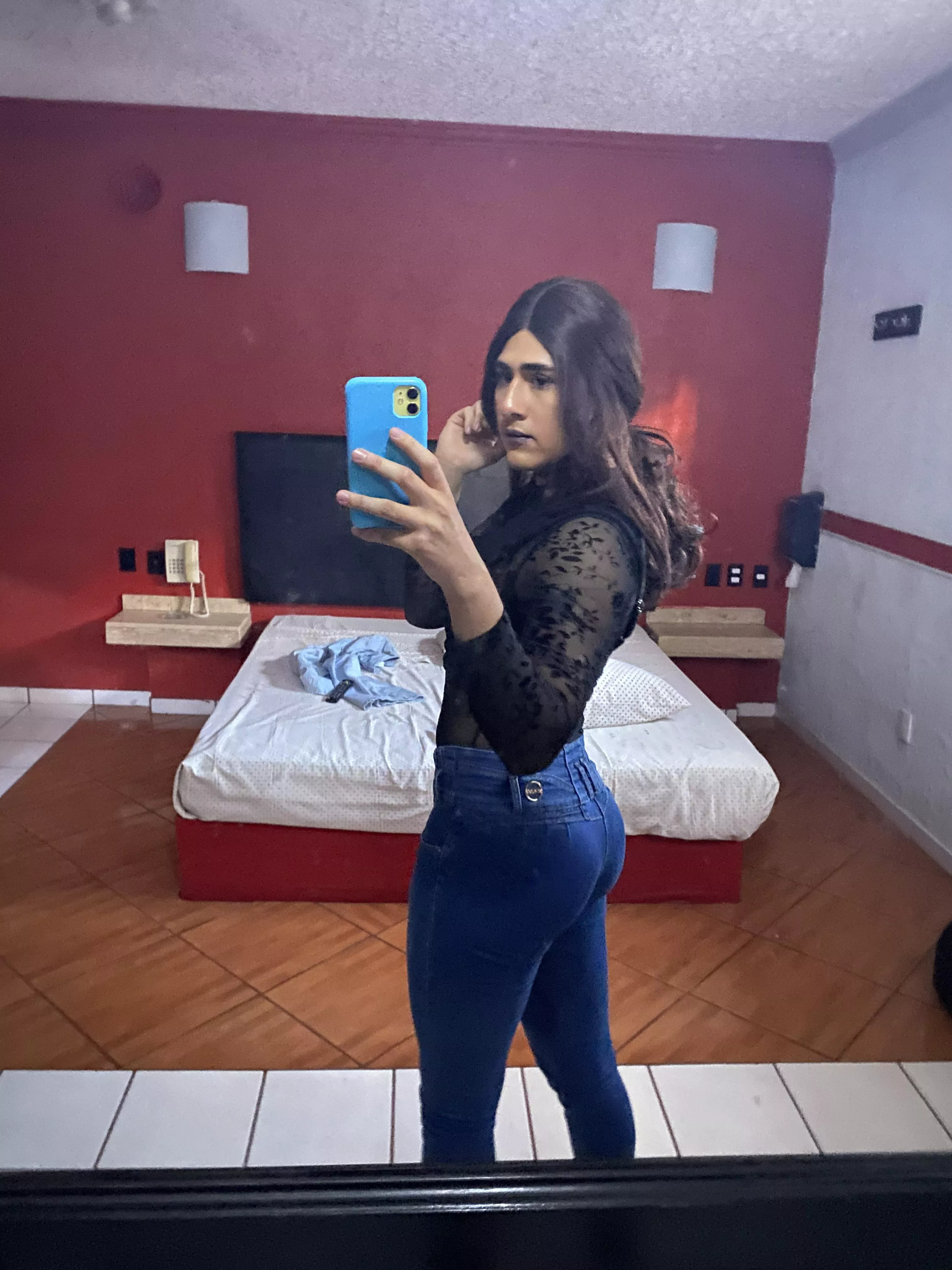 Showing off the quick outfit 🖤 posted by AnaStar-