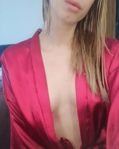 Silk against bare skin [F] by Tallgirlbianca