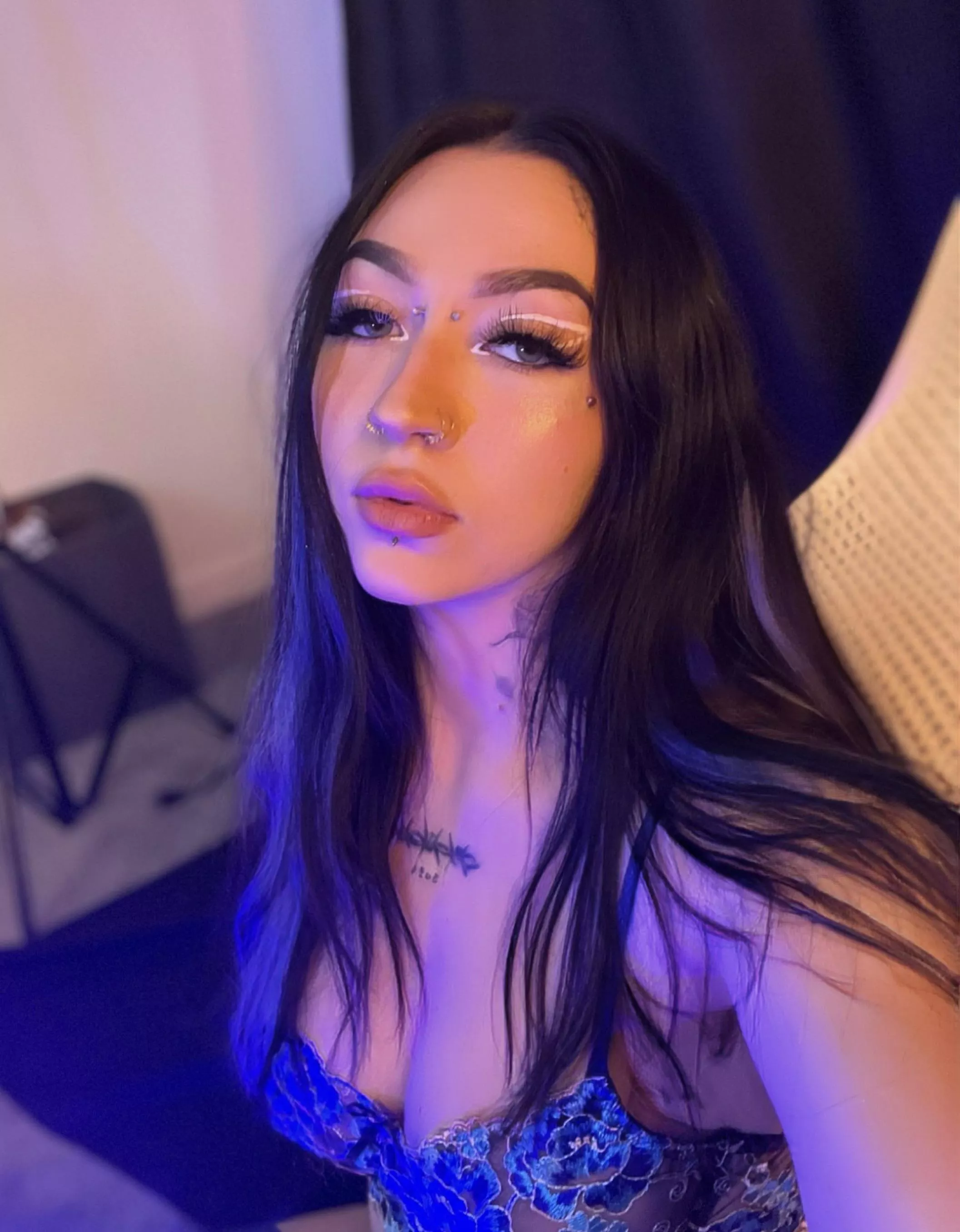 Simply, but sexy makeup look! I’m so hot. posted by GoddessAlexisToria