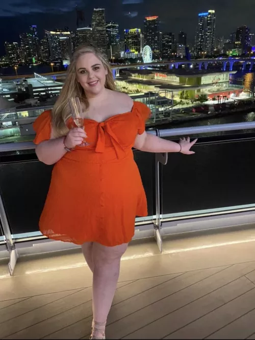 Since my last SFW picture got lots of love 🥰🥰 felt cute by Carriecarriex