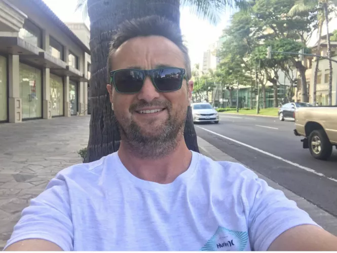 Single and Sitting by a tree. DM if you’d sit next to me. :) by SurfComber