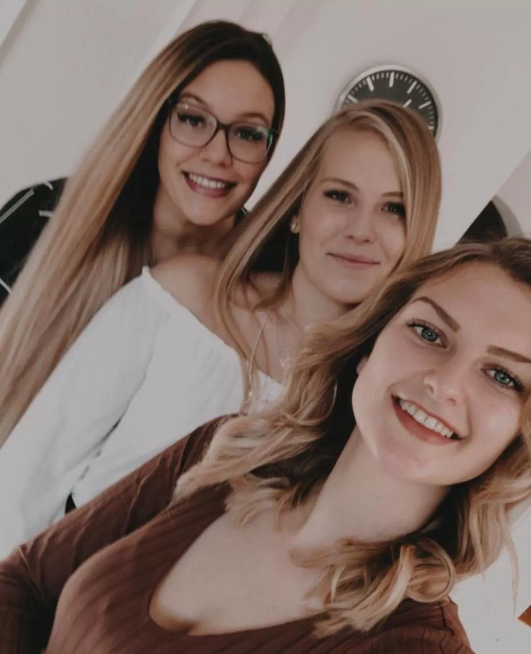 sisters posted by Easytoigno