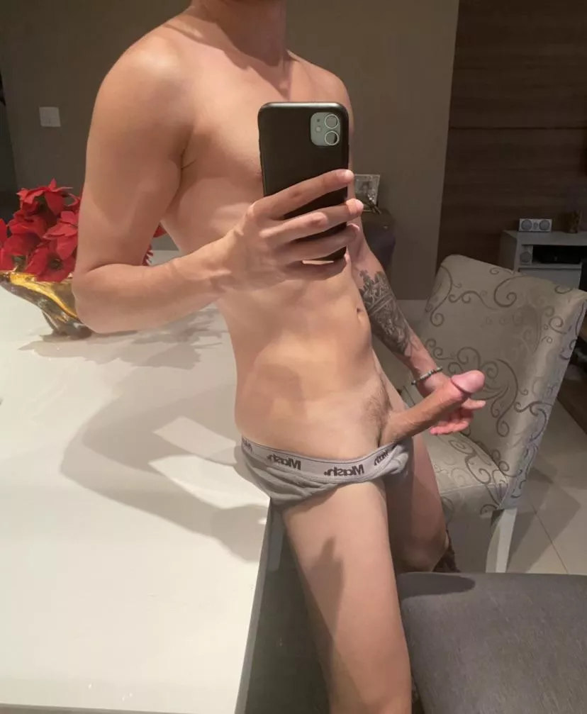 Sit on my chair 😎🤟🏻 posted by twinkn1