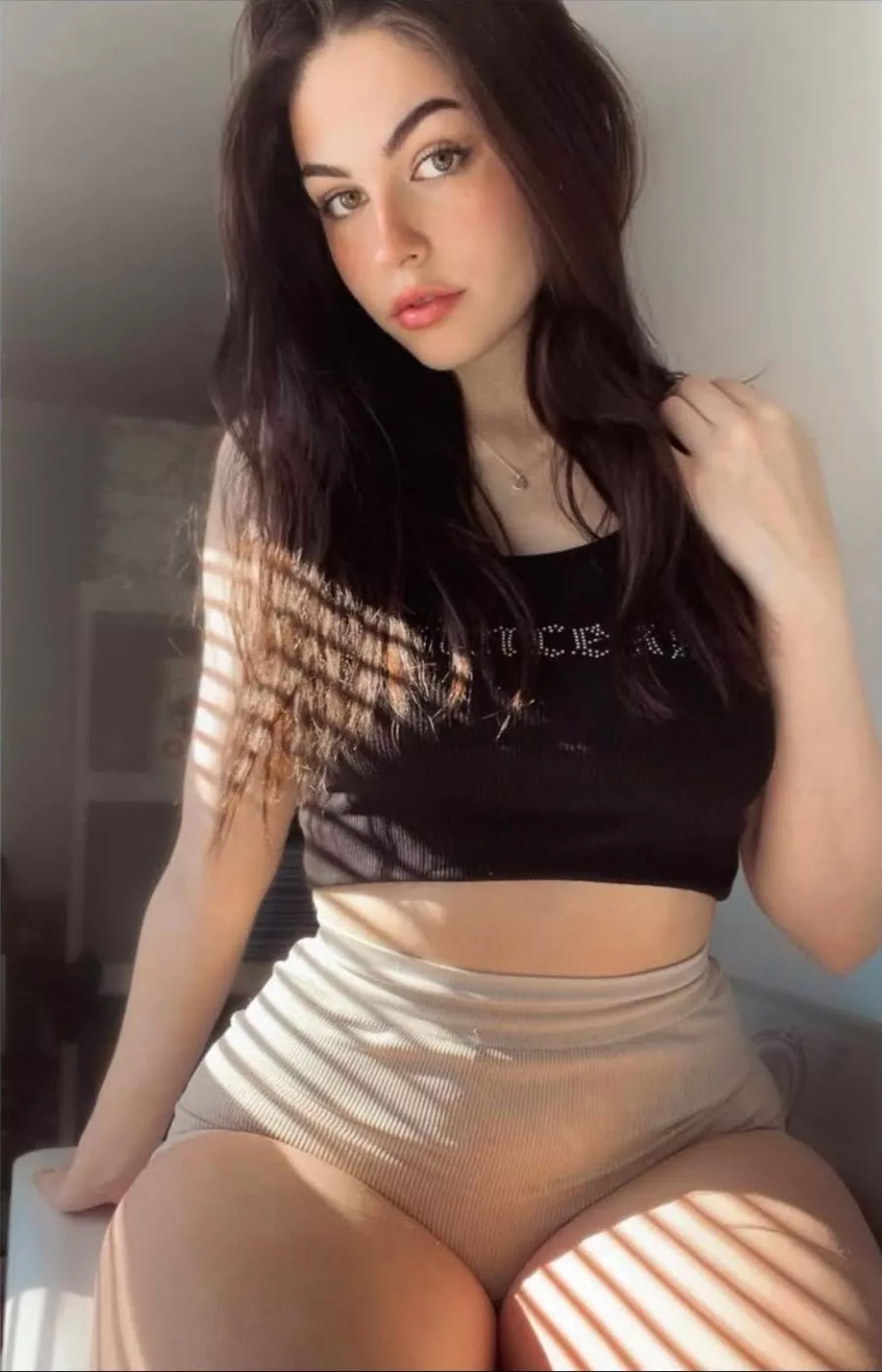 Sitting pretty (F) posted by sub_tb99