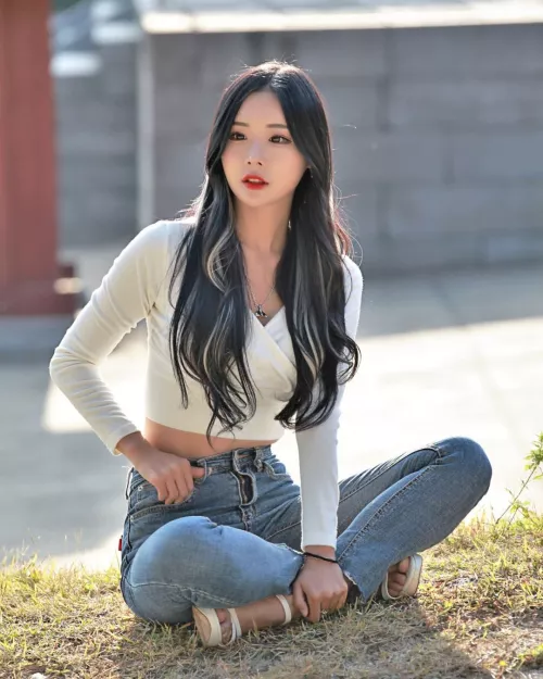 Sitting pretty by Majestic_Painter8660