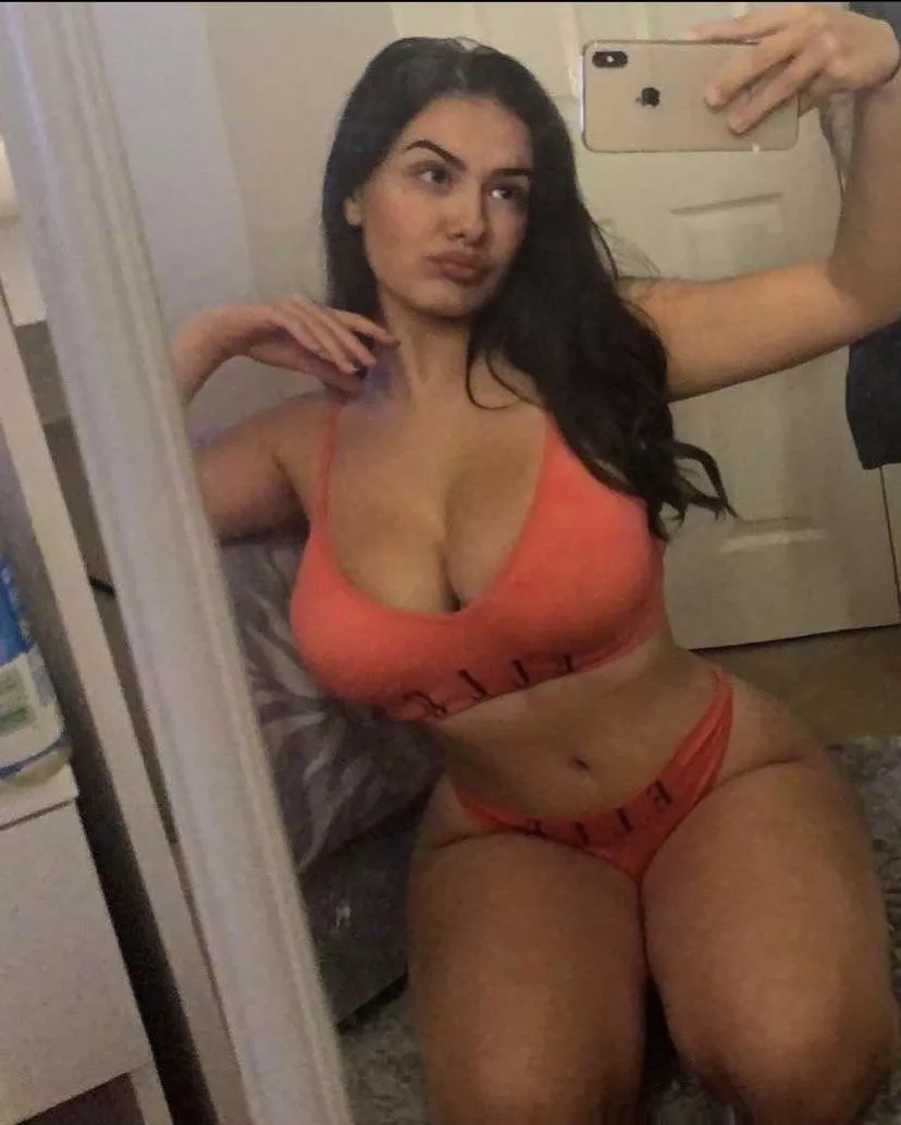 Size of them and the hips 😍 posted by burgervan117