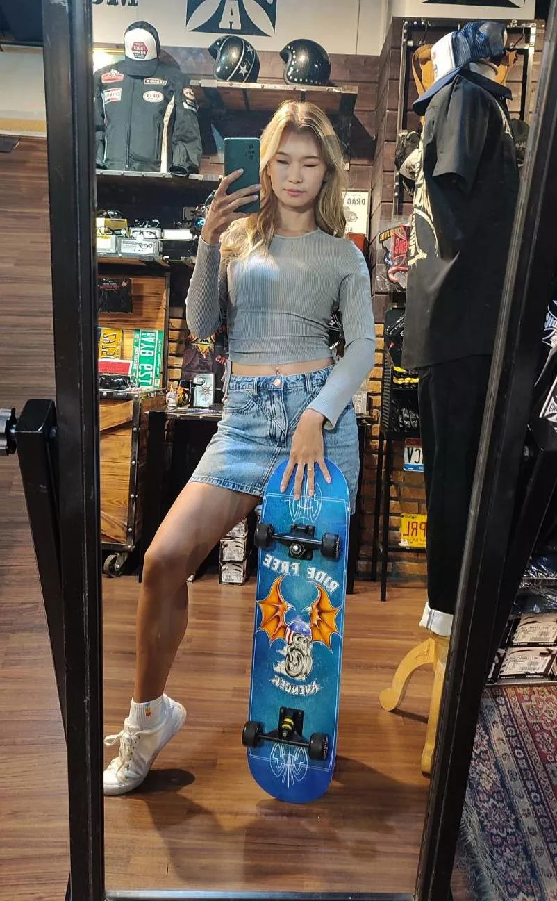 skate girl selfie posted by Tickypose