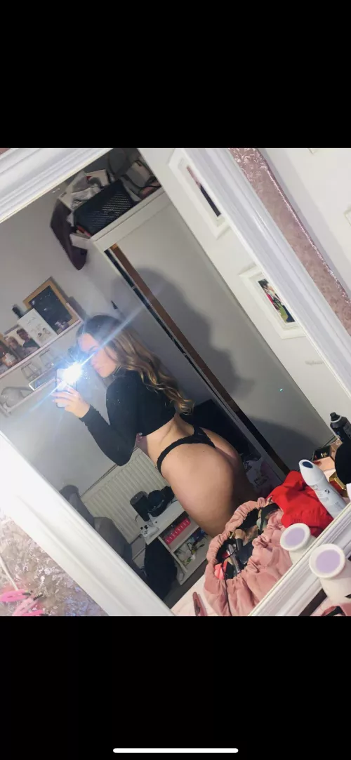 Skinny body but my booty stay thick by asglackin