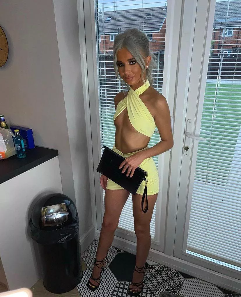 Skinny slut posted by mungu92