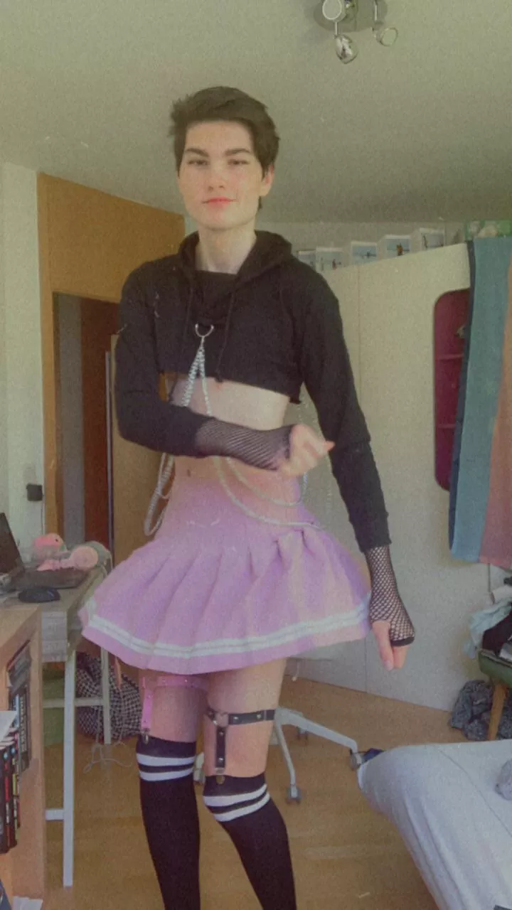 Skirt go brrrrrrrrr posted by miggiiii