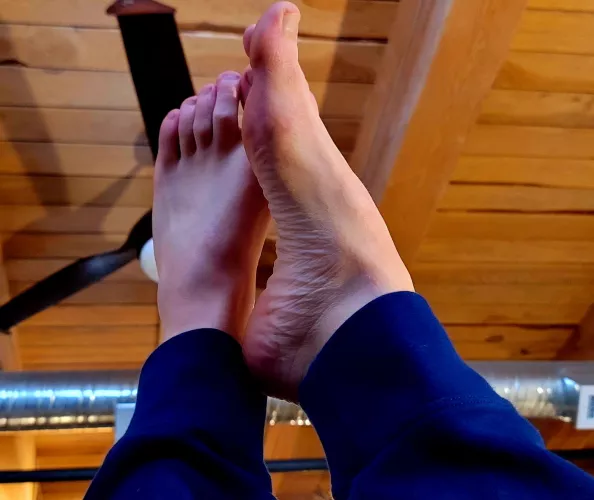 Slide in between my feet by TowwJamm