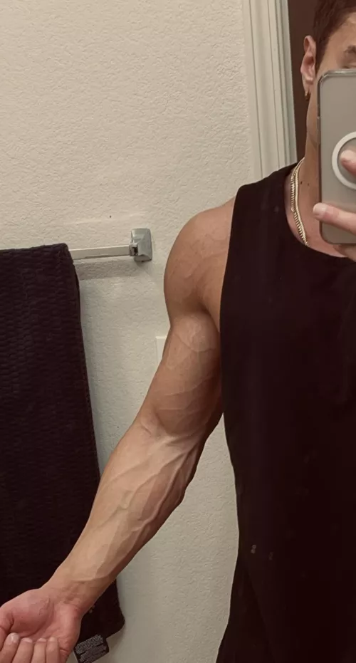 slightly flexing by msk1231