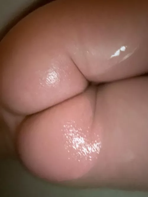 Slippery when wet by WeLikeToShowOffXXX