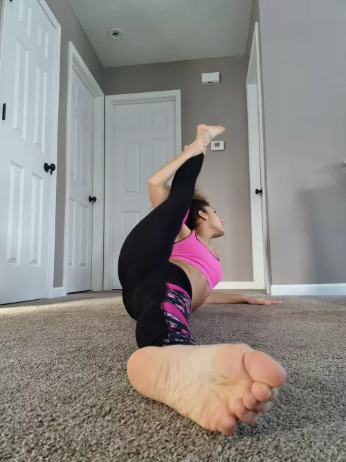 smell while i do my stretching by lovelacefeet