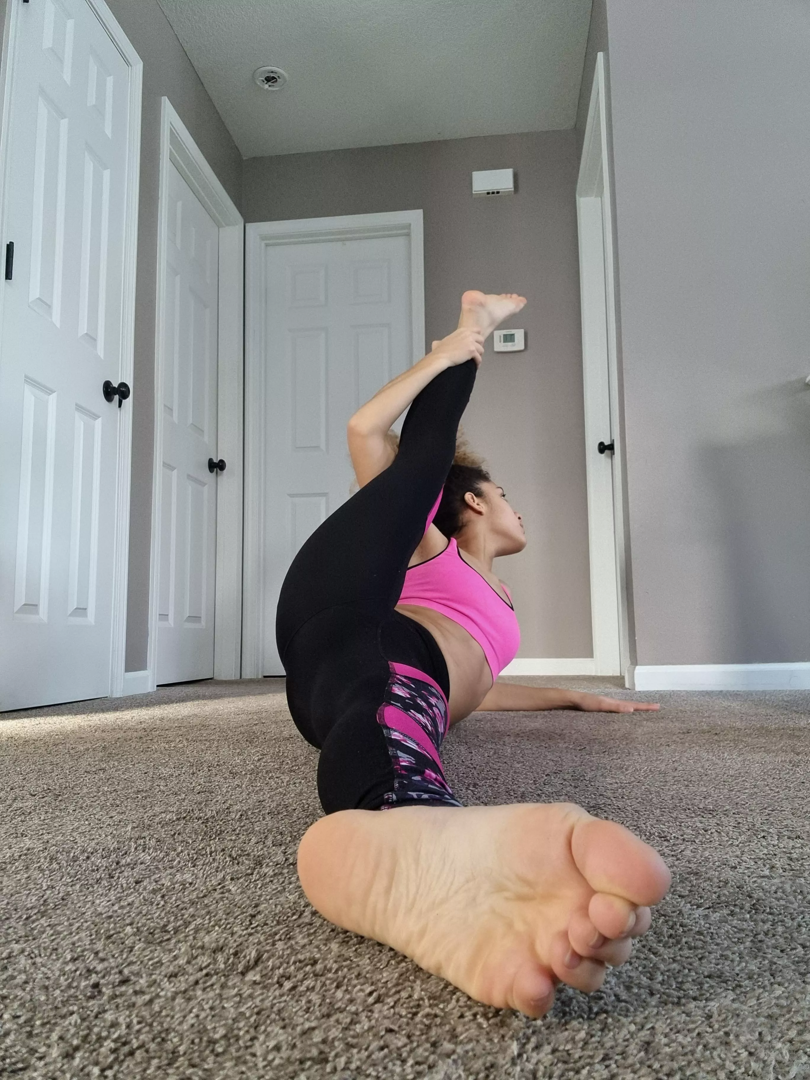 smell while i do my stretching posted by lovelacefeet