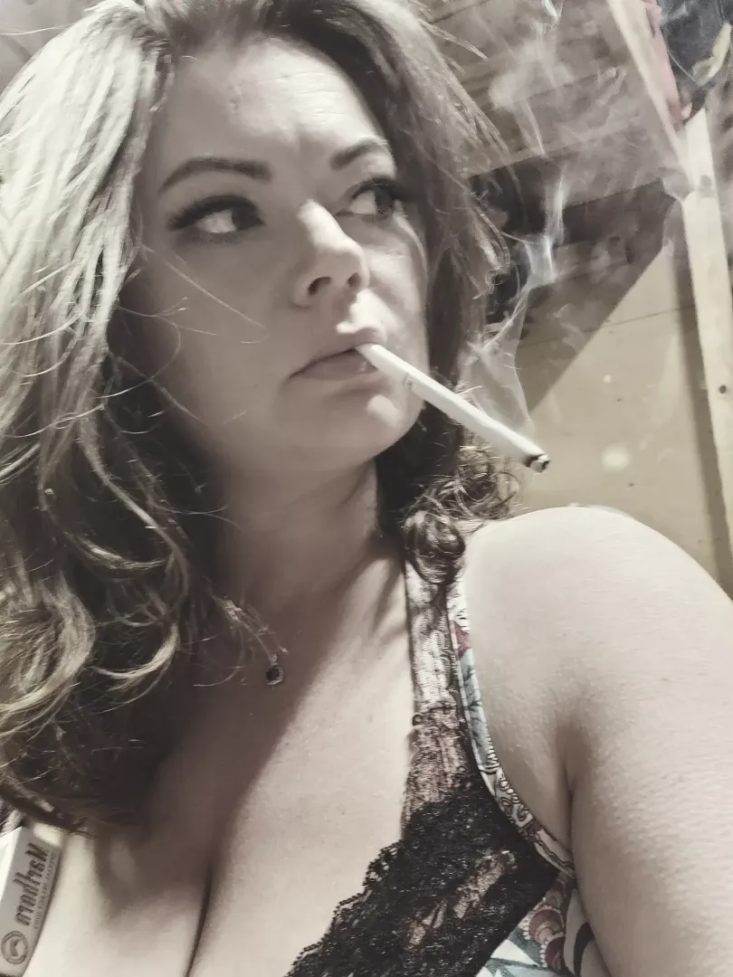 smoking babe posted by grneyedbeauty