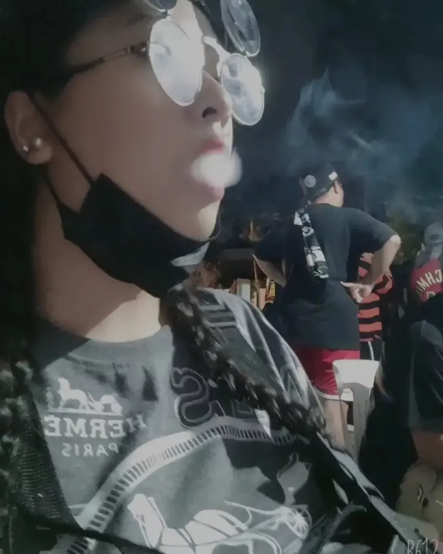 smoking in public.. posted by smoking_tamtam