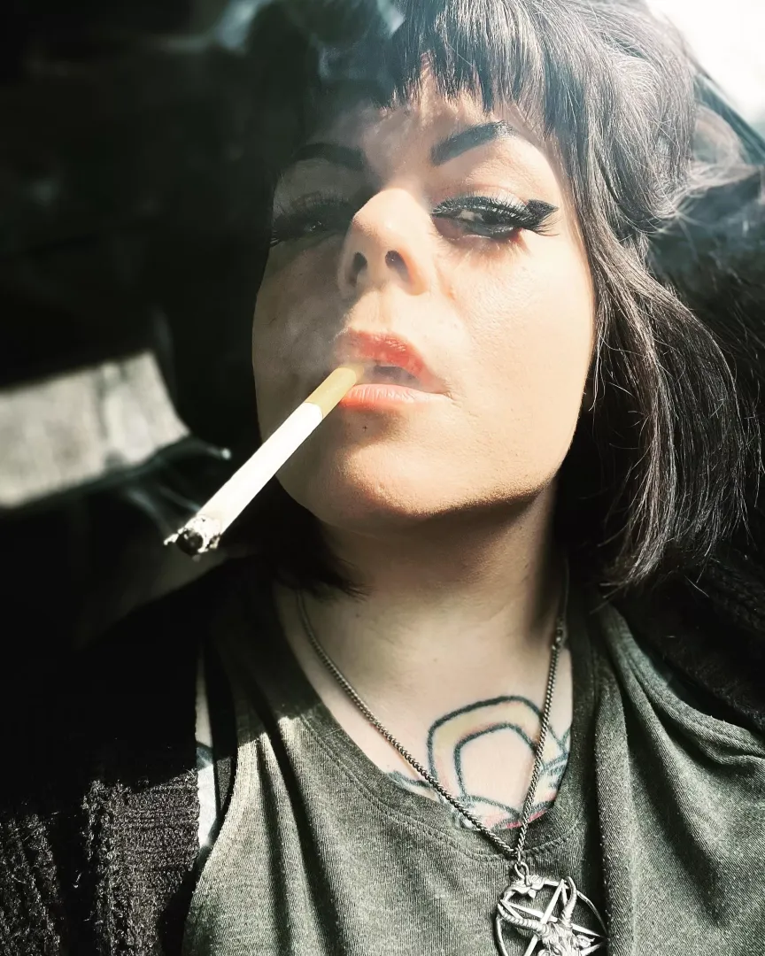 Smoking on a Saturday💋🖤🚬 posted by Vfevers