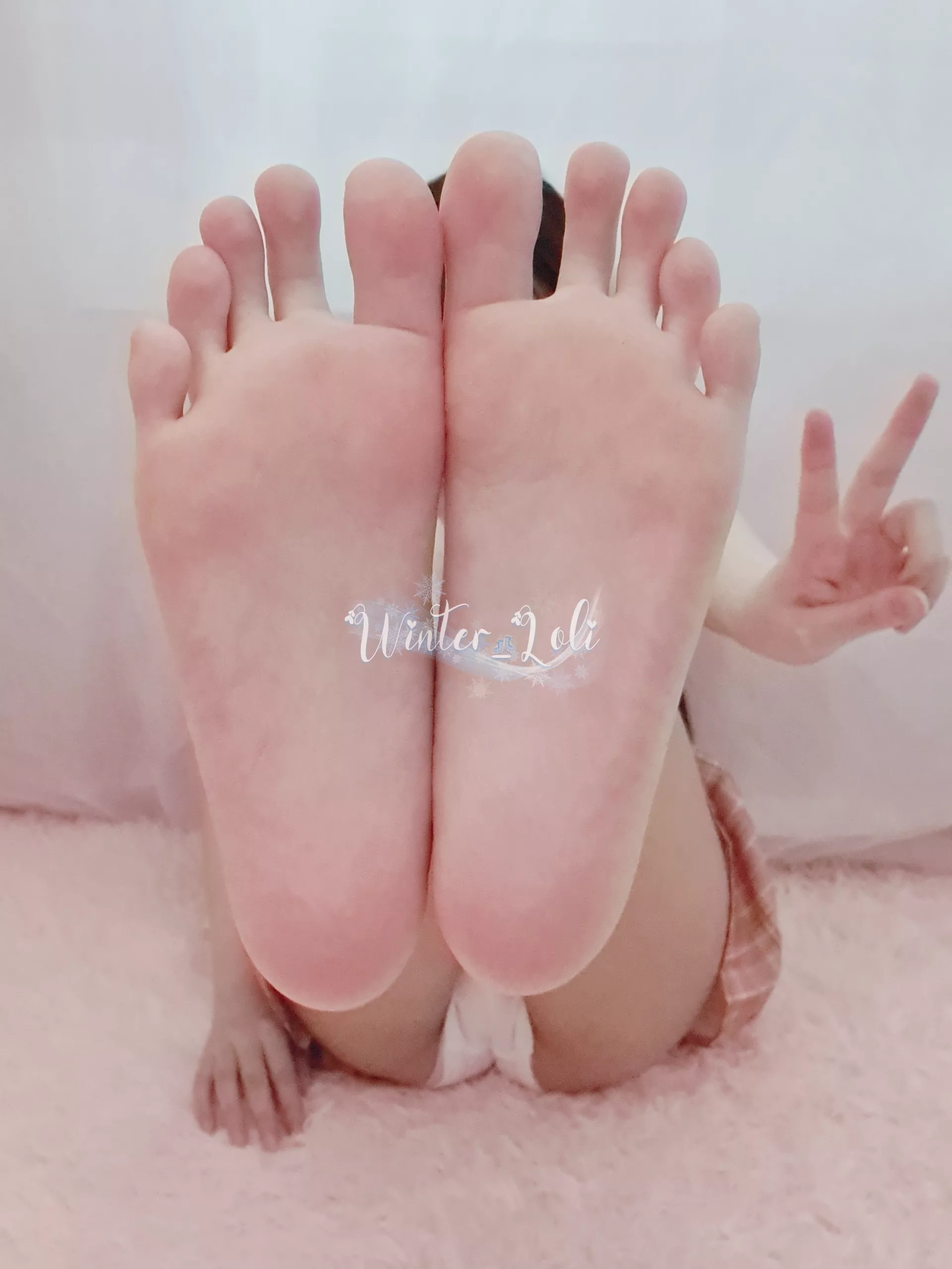 smol girlie feet posted by Winter_Loli