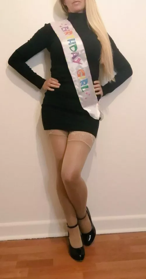 Smooth Glossy Nylon legs 😉💋 by Ella_Incognita