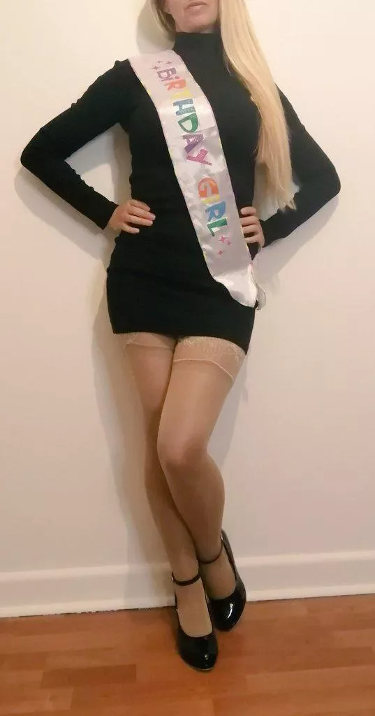 Smooth Glossy Nylon legs 😉💋 posted by Ella_Incognita