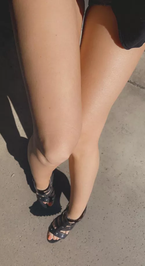 Soakin in the sun by StraingeBeast13