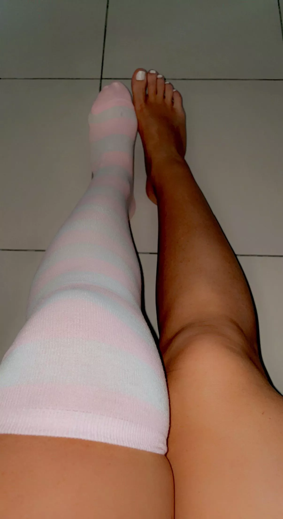 Socks on or off ? [f] posted by missfeetandfingers