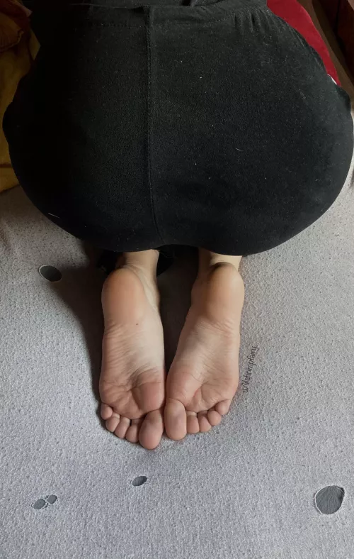 Soft toes hard ass 🧚🏻‍♀️ by lilshrimpfairy