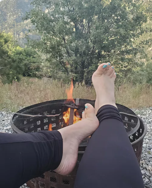 Some more toasty toes! ☺️ by pussifootin
