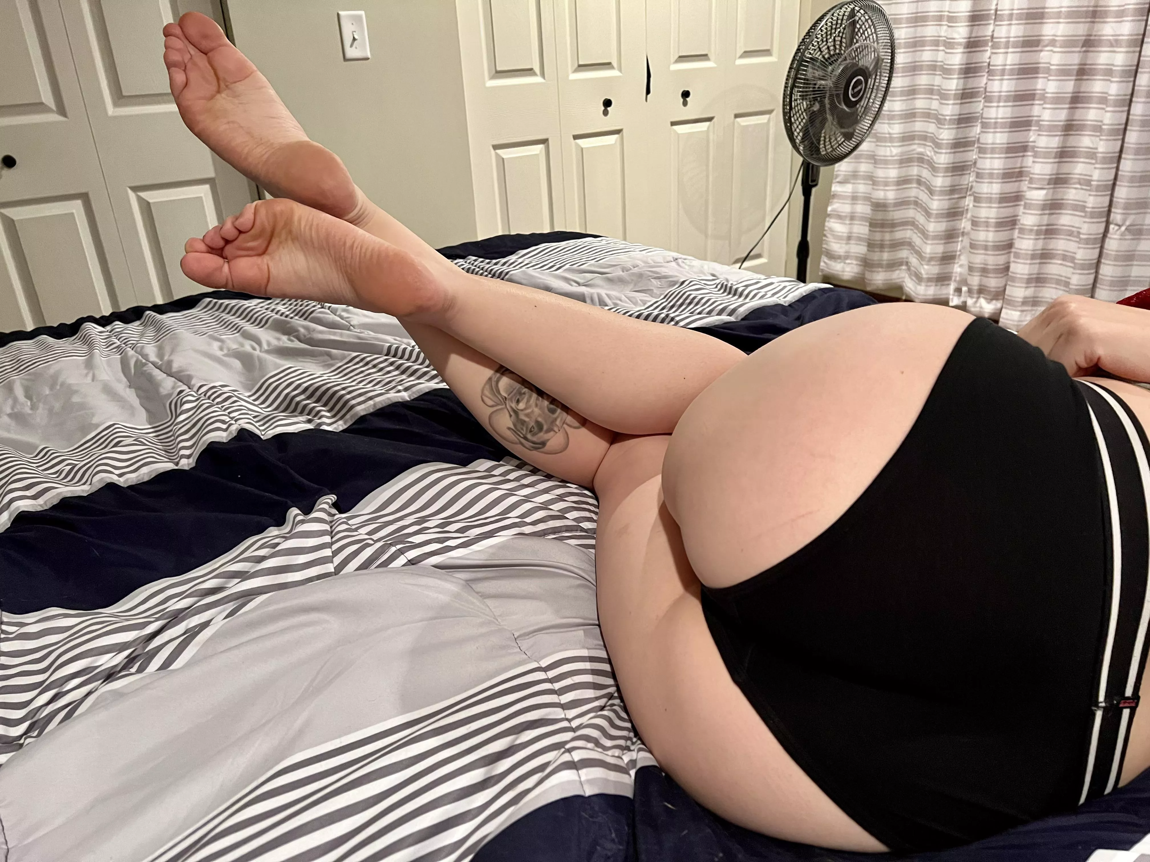 Some soles and some butt! 😊 posted by CaterpillarLanky9954