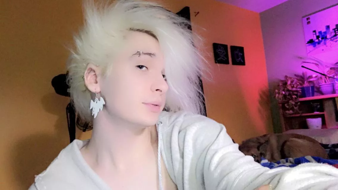 Someone carry me in league out of silver </3 posted by AnOldHag_