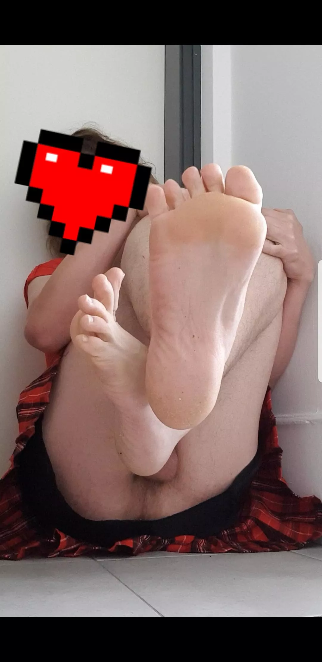 someone want my toes ? posted by wild_cumslut
