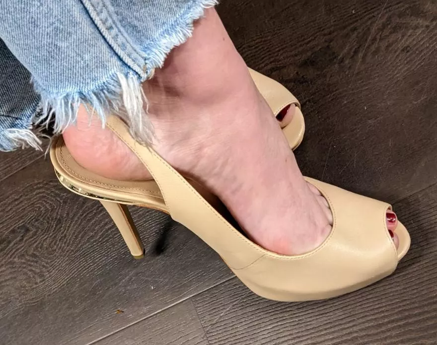 Something different for me 👠🦊👣 posted by foxyfeetgonewild